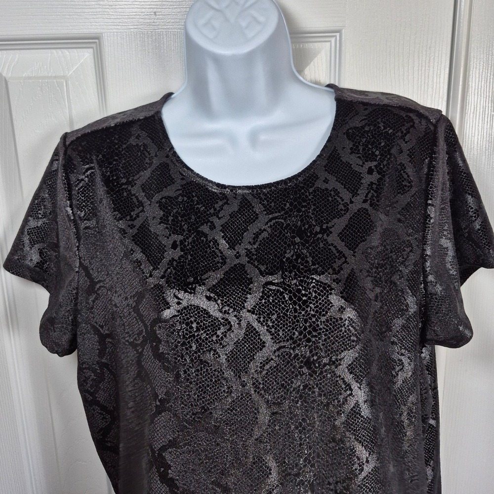 Torrid black snakeskin texture velvet short sleeve shirt plus size 0 or XL - Picture 5 of 12